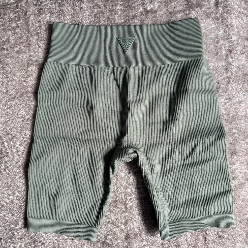 Guess Sara Seamless Dusty Fern 3 pcs set (Cropped Tank Top, Shorts and Jacket) - Picture 5 of 7